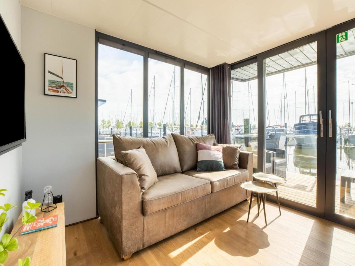 Comfortable Houseboat In Volendam Marina Exterior foto